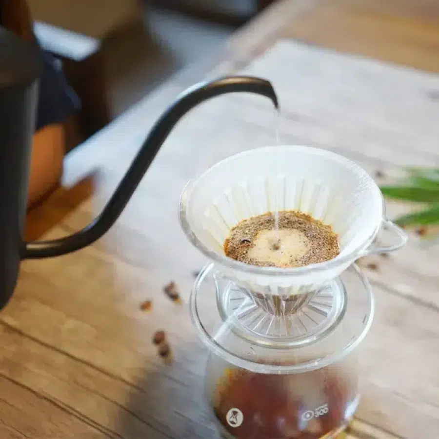 Dripper 02 Eye Brewer Set PCTG Transparente en uso